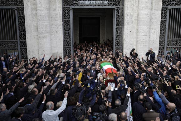 مراسم تدفین پینو رائوتی