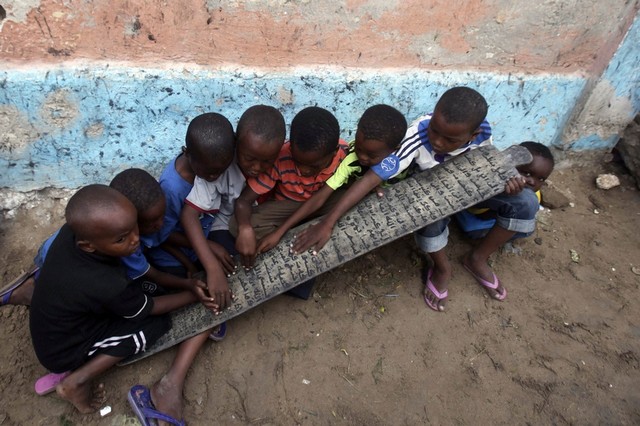 کتیبه ای از آیات قرآن در مدرسه اسلامی گابو در موگادیشو کتیبه ای از آیات قرآن در مدرسه اسلامی گابو در موگادیشو