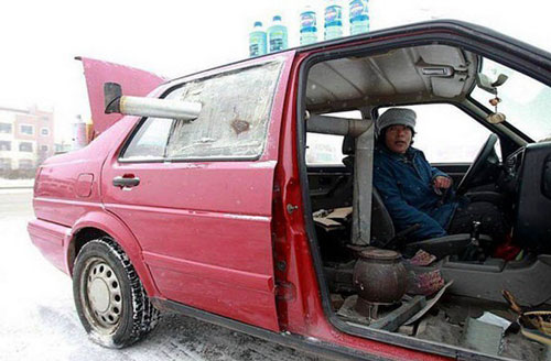 روشی عجیب برای گرم کردن خودرو (+عکس)
