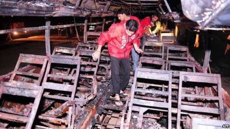 تصادف اتوبوس با تانکر سوخت در پاکستان/ 57 نفر سوختند