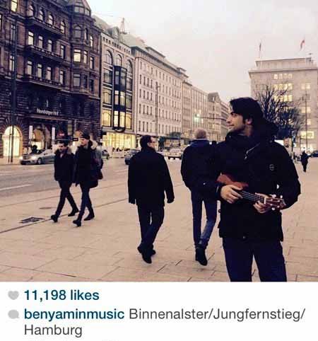 بنیامین ساز به دست در خیابان های هامبورگ (+عکس)