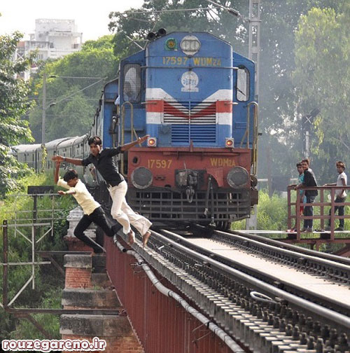 تفریح خطرناک جوانان بیکار هندی! (+عکس)