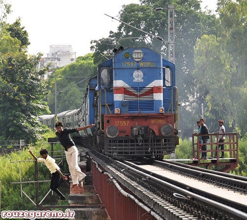 تفریح خطرناک جوانان بیکار هندی! (+عکس)