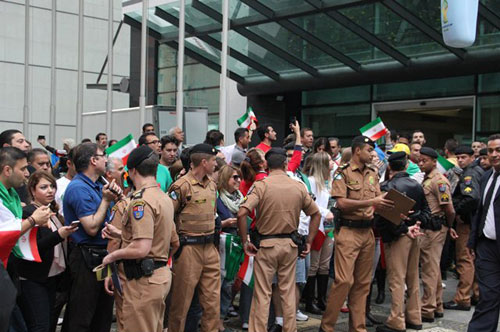 تجمع هواداران ایرانی مقابل هتل تیم ملی (عکس)