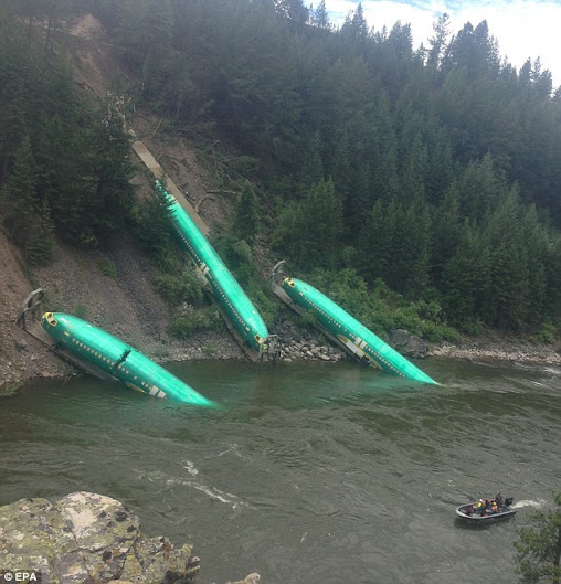 سقوط هواپیماهای گرانقیمت بوئینگ به دریاچه (+عکس)