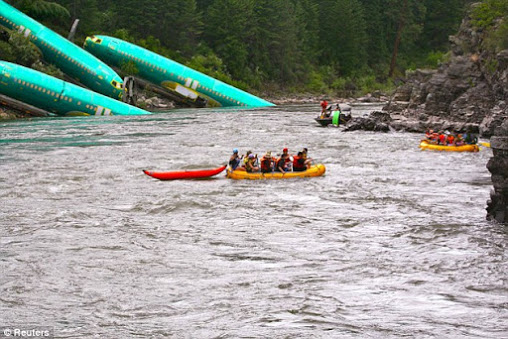 سقوط هواپیماهای گرانقیمت بوئینگ به دریاچه (+عکس)