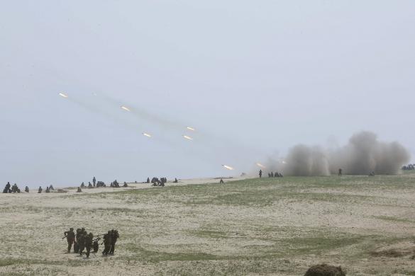 نظارت رهبر کره شمالی بر رزمایش موشک ها (عکس)