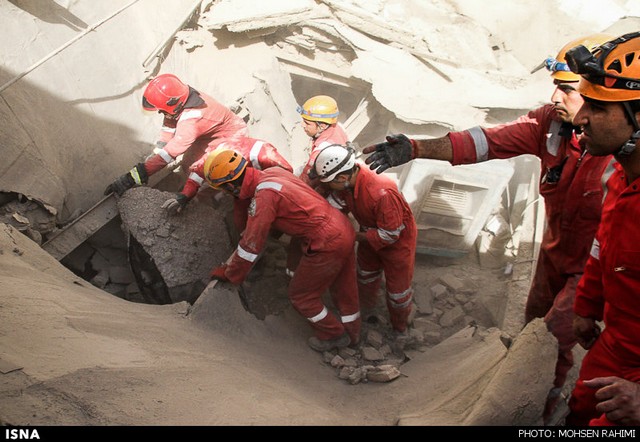 تصاویر ریزش مرگبار ساختمان در مشهد (16+)