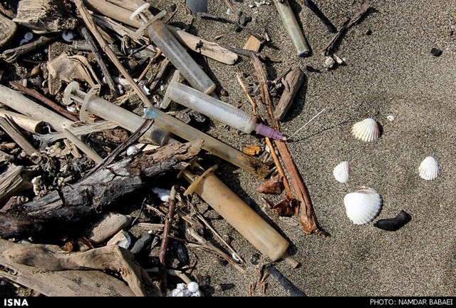 دپوی زباله‌ها در ساحل مازندران (عکس)