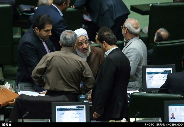 حاشیه هایی از جلسه استیضاح وزیر علوم (عکس)