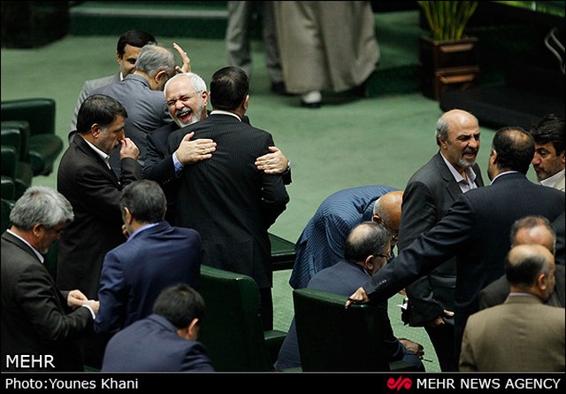 حاشیه هایی از جلسه استیضاح وزیر علوم (عکس)