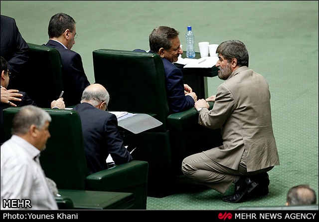 حاشیه هایی از جلسه استیضاح وزیر علوم (عکس)