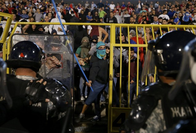 کتک کاری وجنجال در بازی صربستان - آلبانی(+گزارش تصویری)