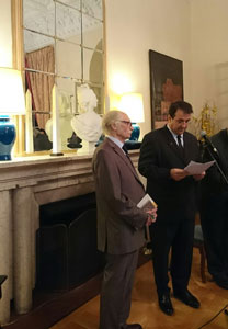 دولت‌آبادی نشان شوالیه هنر و ادب فرانسه را گرفت