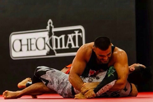 کشتی گیرایرانی در قفس مبارزه(گزارش تصویری)