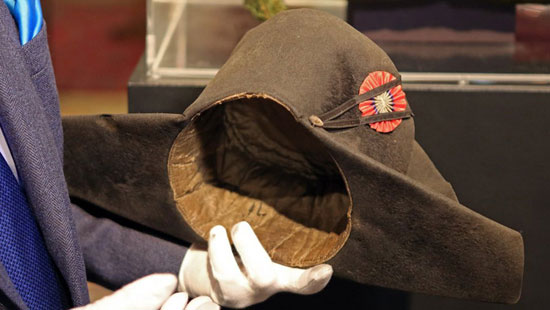 چوب حراج به کلاه ناپلئون (+عکس)