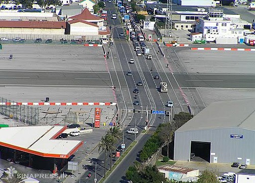 فرودگاه Gilbraltar؛ باند فرود در خیابان فرودگاه Gilbraltar؛ باند فرود در خیابان