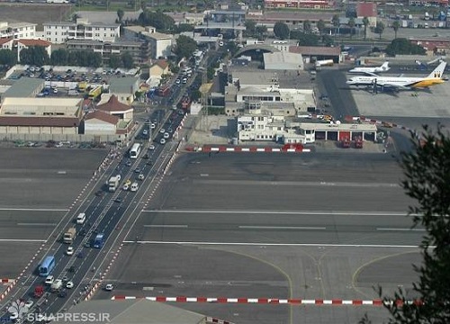 فرودگاه Gilbraltar؛ باند فرود در خیابان فرودگاه Gilbraltar؛ باند فرود در خیابان