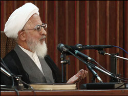 جوادی آملی: بیماری نگاه به نامحرم را نمی توان با بیمه درست کرد/ دستگاه گوارش تنها برای خوردن نیست