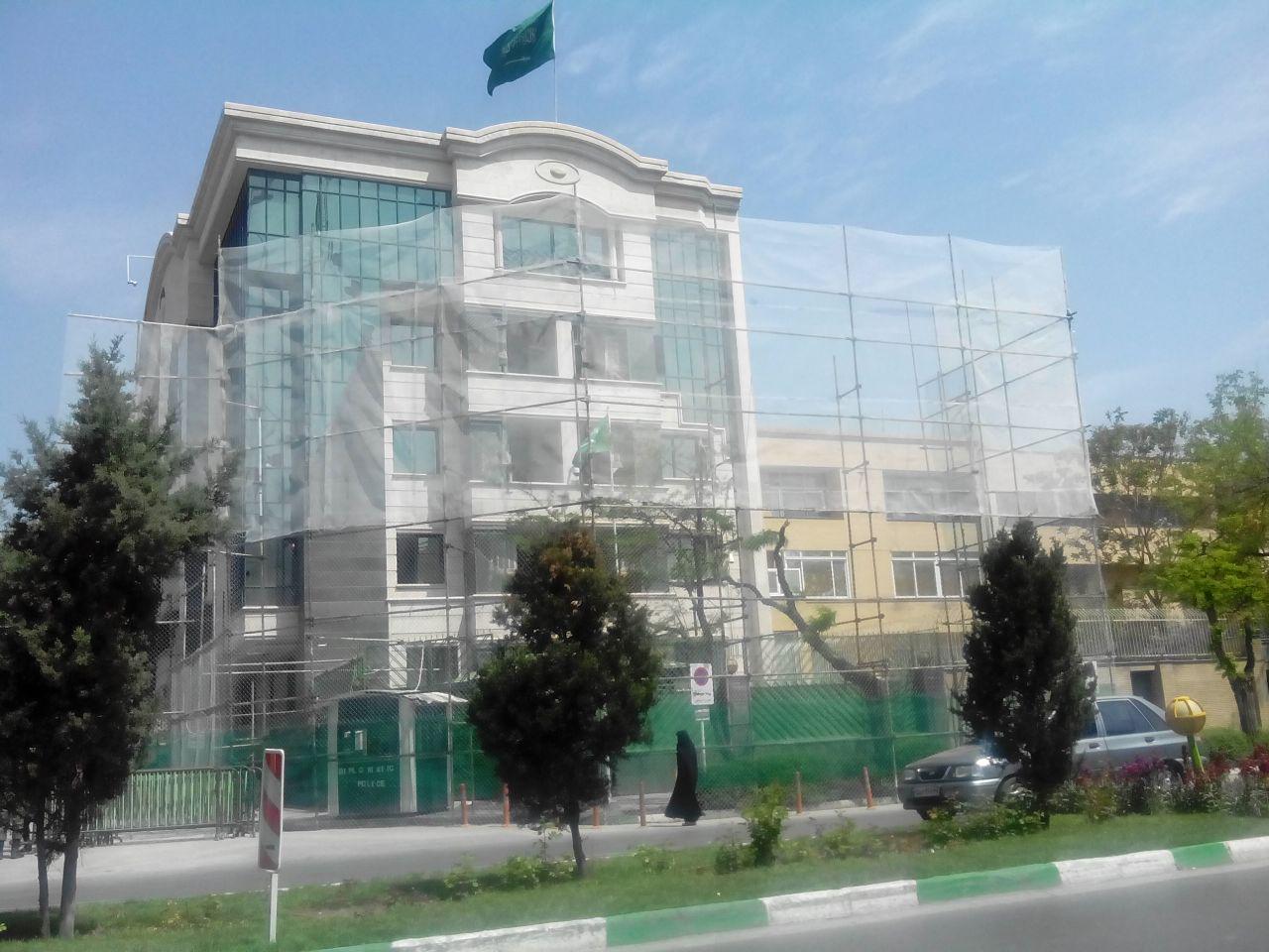 حصار بندی کنسولگری عربستان در مشهد! (+عکس)