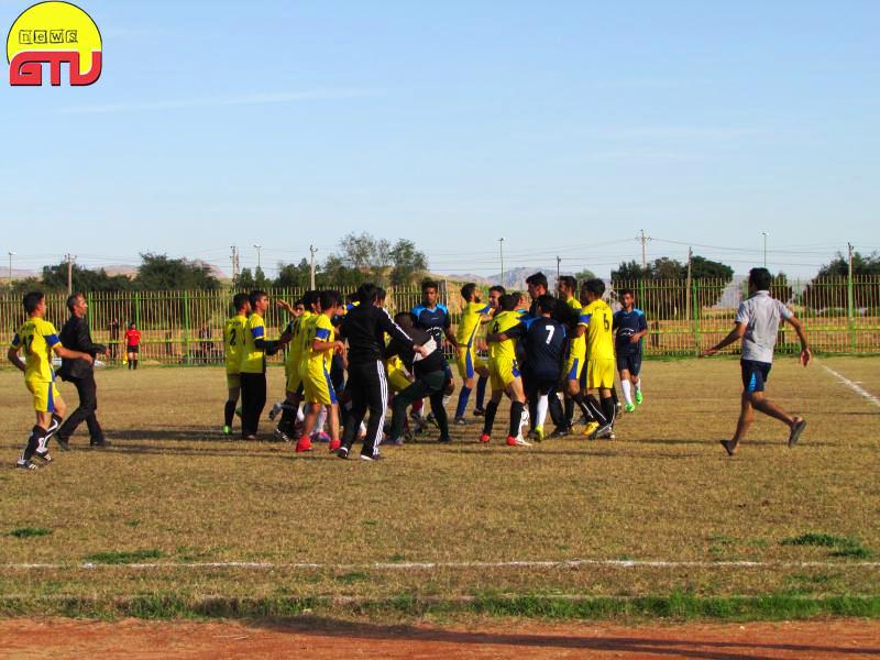 شلیک گلوله نیروی انتظامی در مسابقه فوتبال(+عکس) شلیک گلوله نیروی انتظامی در مسابقه فوتبال(+عکس)