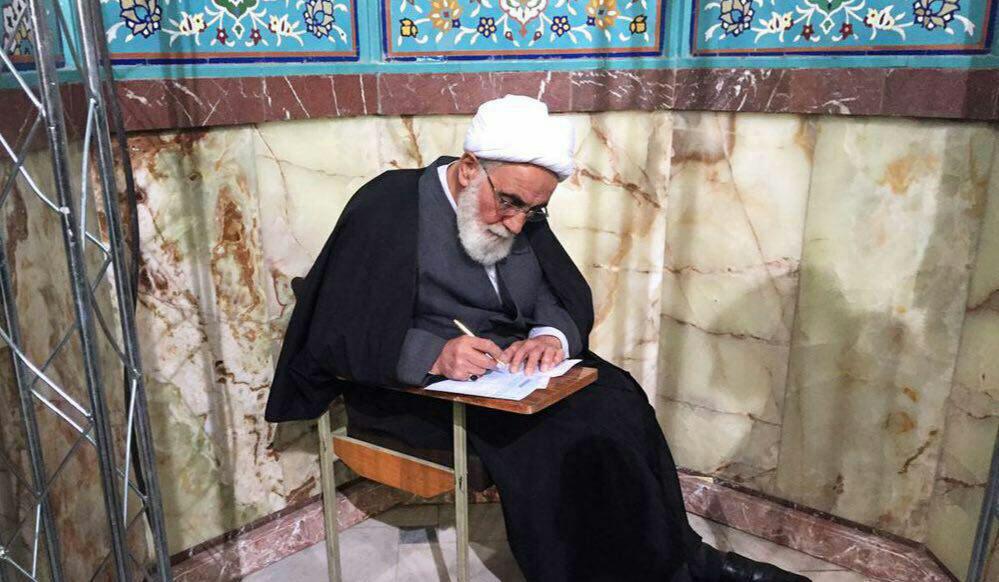 ناطق نوری در حال نوشتن رای(عکس)