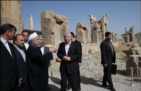 دست نوشته رییس جمهور در دفتر یادبود تخت جمشید و آرامگاه حافظ