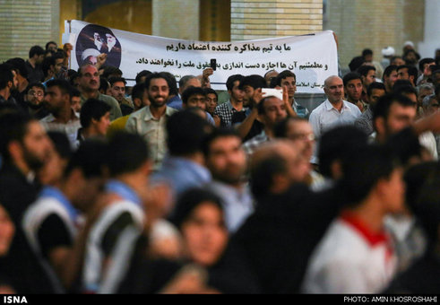 حمایت مردم از روحانی در مقابل دلواپسان (عکس)