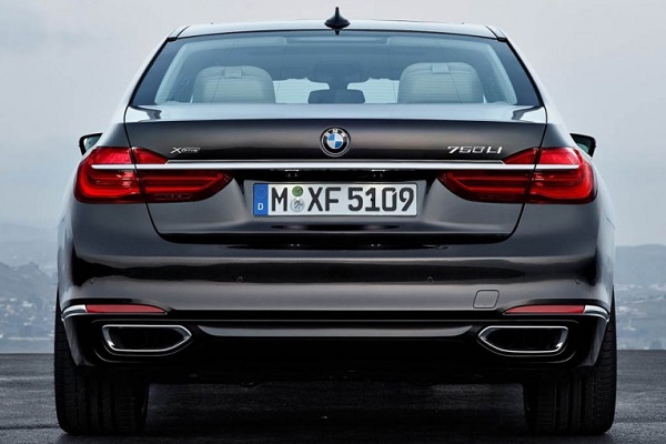 مقایسهای پهلو به پهلو بین دو نسل از سری 7 بامو مقایسهای پهلو به پهلو بین دو نسل از سری 7 بامو