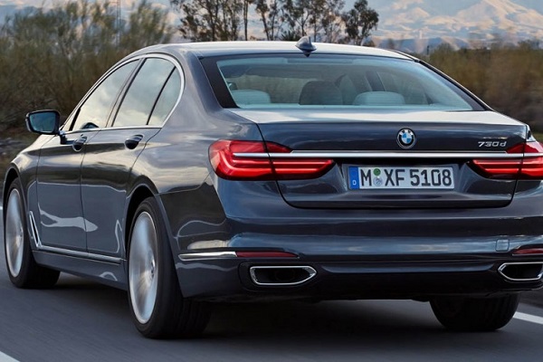 مقایسهای پهلو به پهلو بین دو نسل از سری 7 بامو مقایسهای پهلو به پهلو بین دو نسل از سری 7 بامو