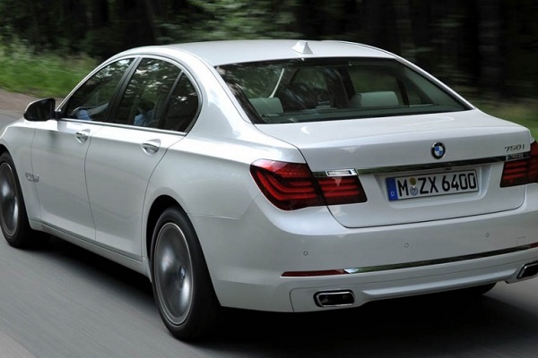 مقایسهای پهلو به پهلو بین دو نسل از سری 7 بامو مقایسهای پهلو به پهلو بین دو نسل از سری 7 بامو