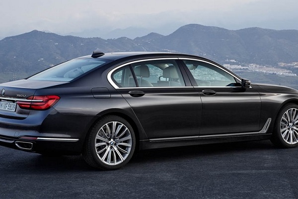 مقایسهای پهلو به پهلو بین دو نسل از سری 7 بامو مقایسهای پهلو به پهلو بین دو نسل از سری 7 بامو