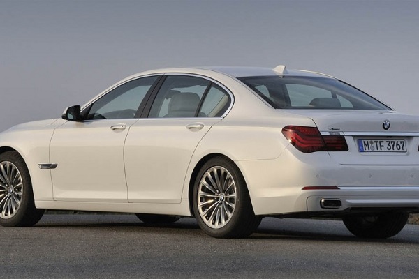 مقایسهای پهلو به پهلو بین دو نسل از سری 7 بامو مقایسهای پهلو به پهلو بین دو نسل از سری 7 بامو