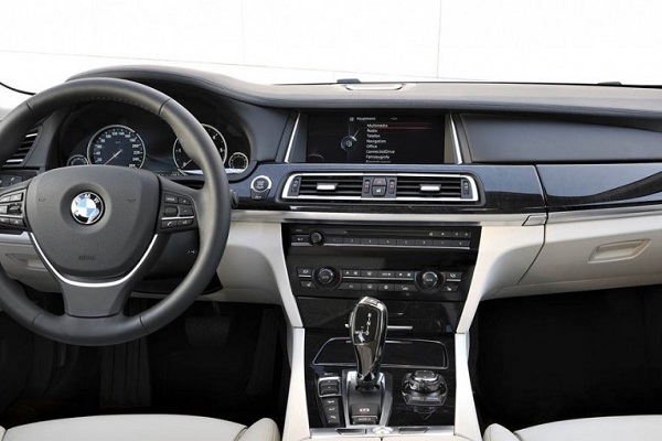 مقایسهای پهلو به پهلو بین دو نسل از سری 7 بامو مقایسهای پهلو به پهلو بین دو نسل از سری 7 بامو