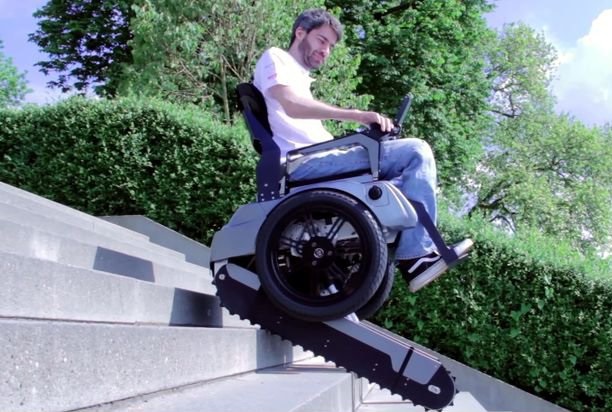 طراحی ویلچری که از پله بالا میرود طراحی ویلچری که از پله بالا میرود