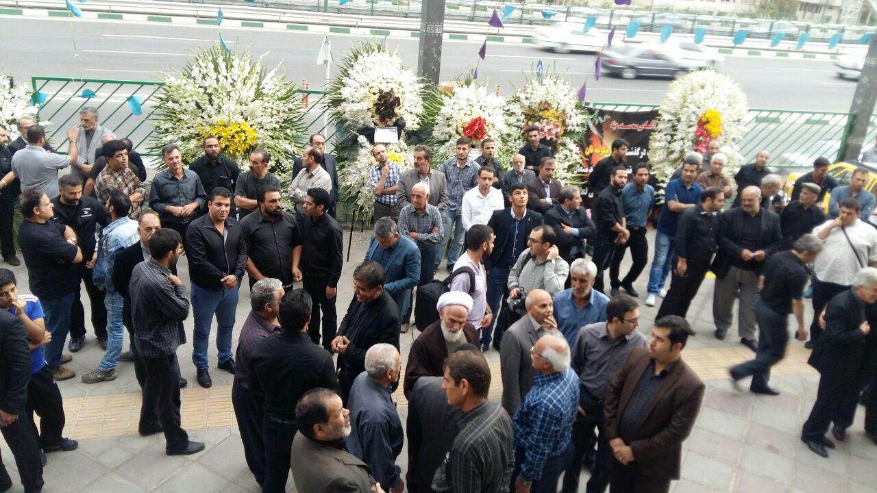 علی کریمی در مراسم ختم مادرمحمدبنا(+گزارش تصویری)