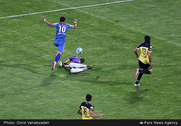 استقلال 3 - 3 راه آهن / داوری جنجالی و ادامه صدرنشین استقلال !(+عکس/ جدول) استقلال 3 - 3 راه آهن / داوری جنجالی و ادامه صدرنشین استقلال !(+عکس/ جدول)