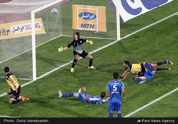 استقلال 3 - 3 راه آهن / داوری جنجالی و ادامه صدرنشین استقلال !(+عکس/ جدول) استقلال 3 - 3 راه آهن / داوری جنجالی و ادامه صدرنشین استقلال !(+عکس/ جدول)