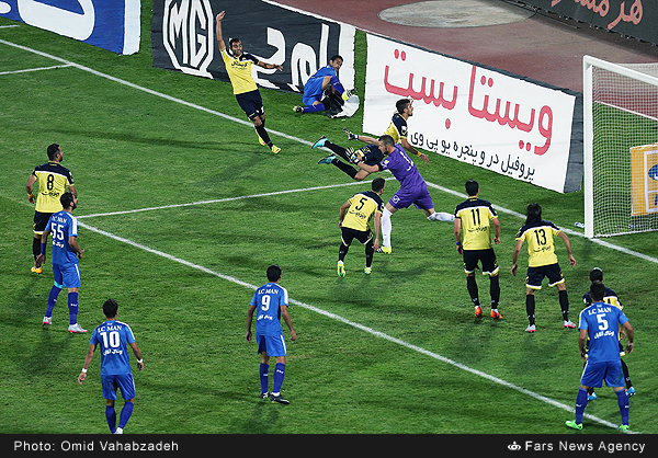 استقلال 3 - 3 راه آهن / داوری جنجالی و ادامه صدرنشین استقلال !(+عکس/ جدول) استقلال 3 - 3 راه آهن / داوری جنجالی و ادامه صدرنشین استقلال !(+عکس/ جدول)