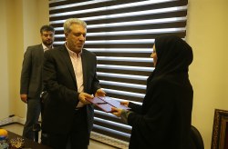 تقدير مسئولان اداره بهزيستي كيش از دكتر مونسان