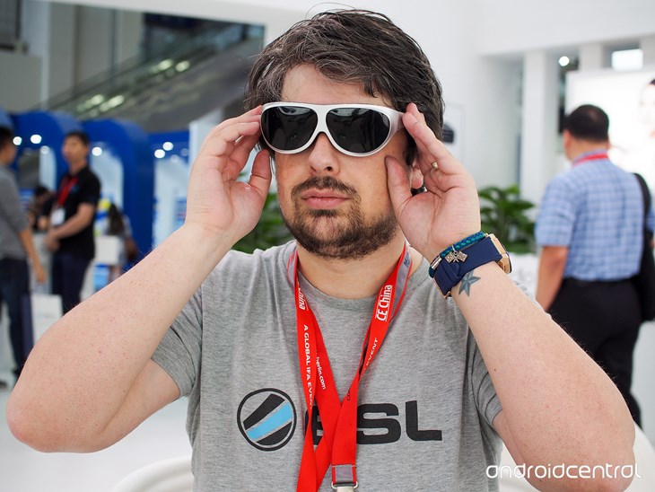 معرفی اولین عینک واقعیت مجازی قابل حمل جهان