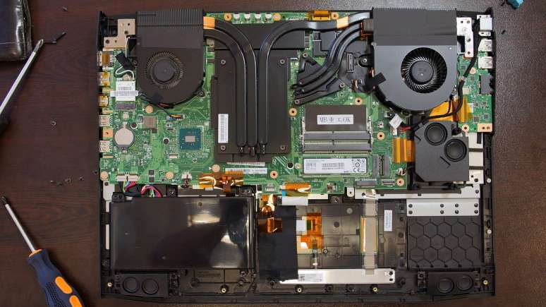 نگاه نزدیک به مادربرد و قطعات ACER Predator X17 نگاه نزدیک به مادربرد و قطعات ACER Predator X17