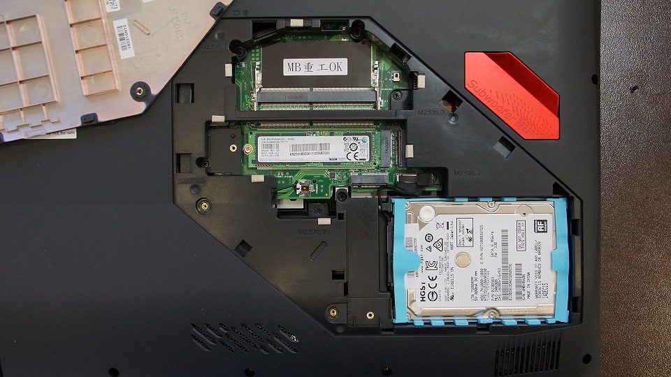 نگاه نزدیک به مادربرد و قطعات ACER Predator X17 نگاه نزدیک به مادربرد و قطعات ACER Predator X17