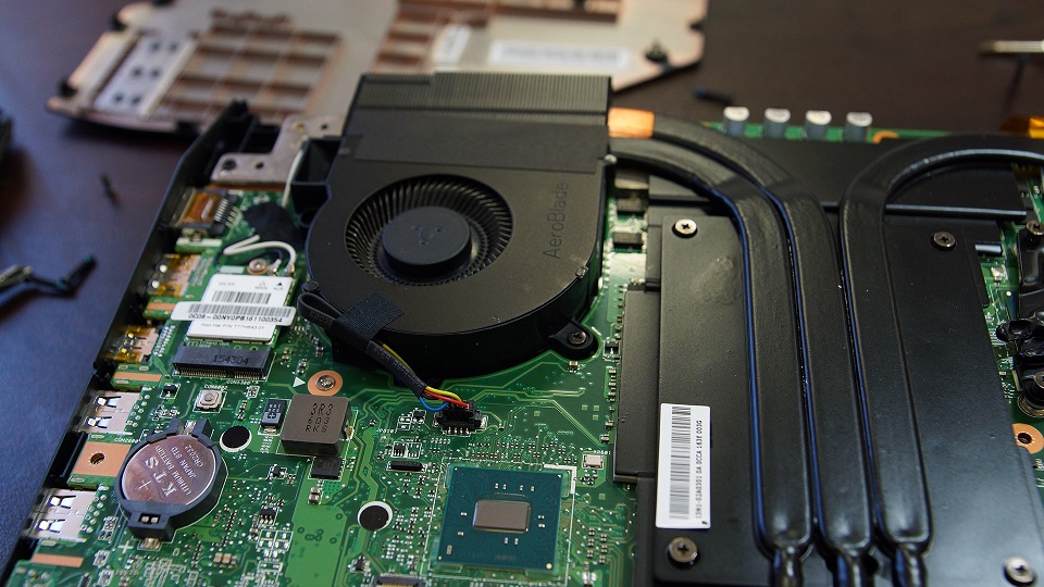 نگاه نزدیک به مادربرد و قطعات ACER Predator X17 نگاه نزدیک به مادربرد و قطعات ACER Predator X17