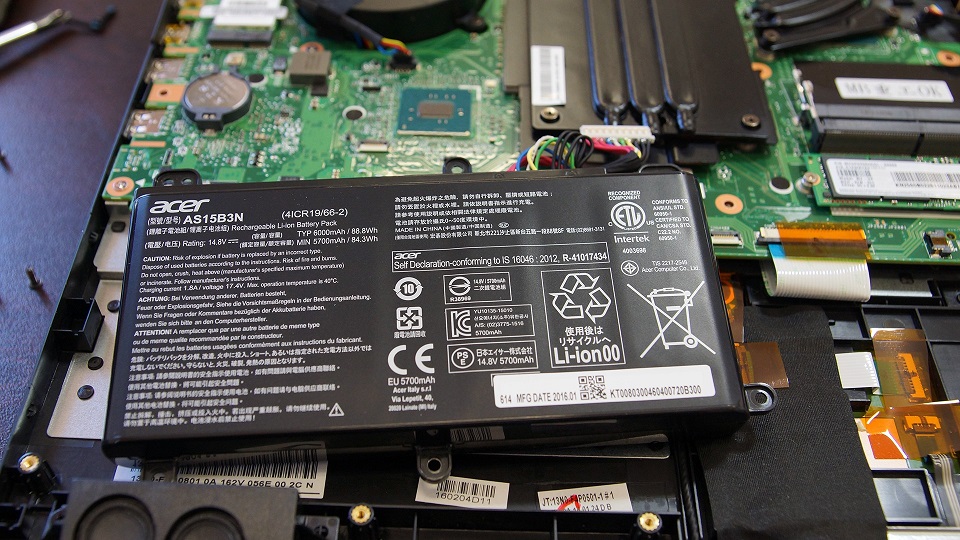 نگاه نزدیک به مادربرد و قطعات ACER Predator X17 نگاه نزدیک به مادربرد و قطعات ACER Predator X17