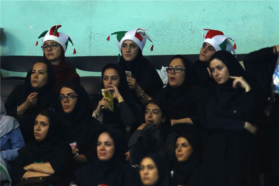 توجه عکاس سایت جهانی والیبال به بانوان تماشاگر والیبال(+گزارش تصویری)