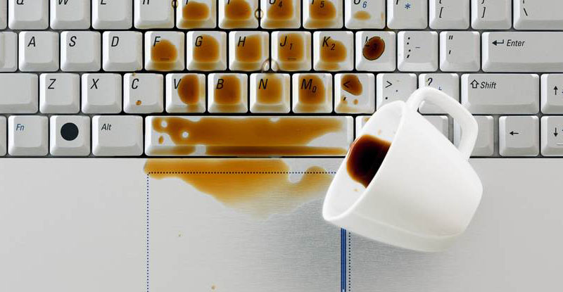 اگر مایعات روی لپتاپمان ریخت چه کنیم؟ اگر مایعات روی لپتاپمان ریخت چه کنیم؟