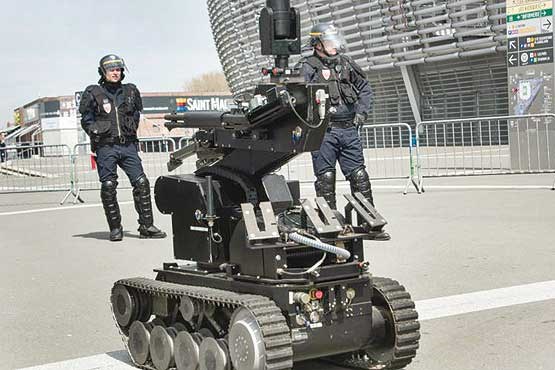 پلیسهای آهنی مجریان گوش به فرمان پلیسهای آهنی مجریان گوش به فرمان