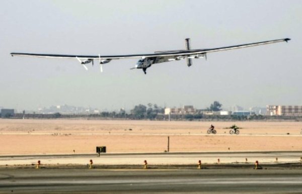 پرواز پایانی هواپیمای خورشیدی به تعویق افتاد پرواز پایانی هواپیمای خورشیدی به تعویق افتاد