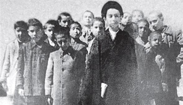 مقام معظم رهبری در کلاس ششم ابتدایی ( عکس)